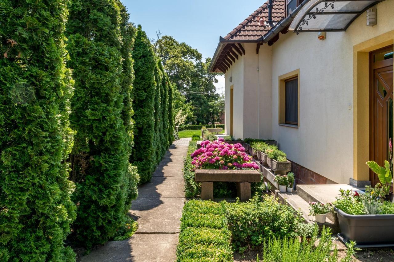 Mikes Vendeghaz Hotel Balatonfured Exterior photo