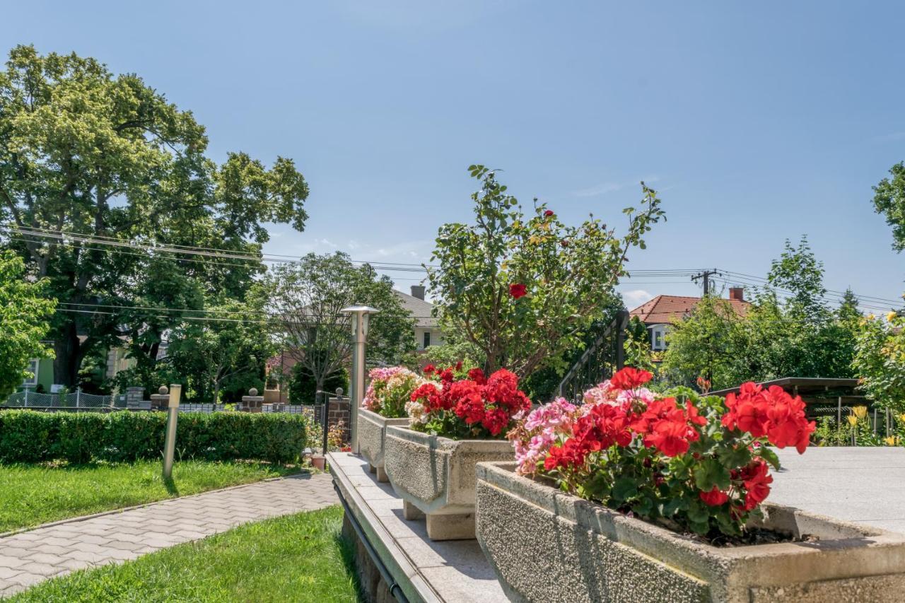 Mikes Vendeghaz Hotel Balatonfured Exterior photo